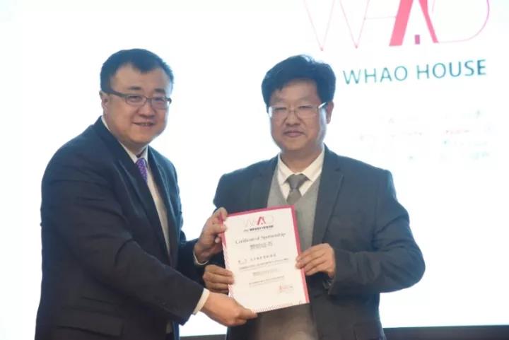 清華大學(xué)黨委常委、副校長(zhǎng)楊斌為天豐綠色裝配集團(tuán)總裁李旭祿頒發(fā)證書(shū)